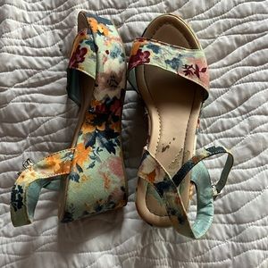 Floral wedges, size 7.5